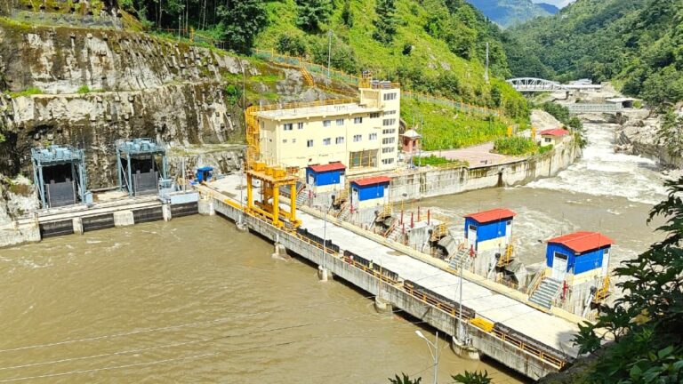 १६ अर्ब रुपैयाँमा निर्माण भएको तल्लो सोलु जलविद्युत प्रसारण लाइनमा जोडियो