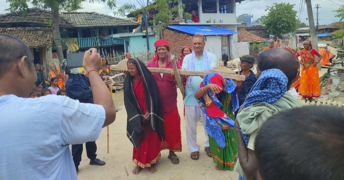पानी नपरेर खेत सुक्खा भएपछि किसानले सांसदलाई पक्रेर हली बनाए